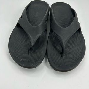 OOFOS Ooriginal Women's Size 8 EU 39 Black Thong Recovery Sandals Flip Flops.